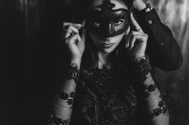 Şehvetli güzel çift koyu arka plan üzerinde portresi