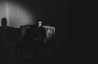 Genç adam rahatlatıcı lüks dairede portresi