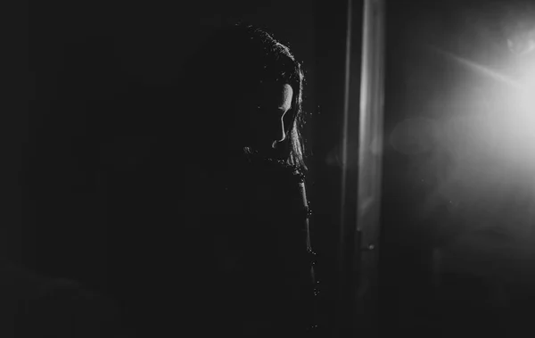 uzun kıvırcık saçlı seksi glamour kadın portresi.