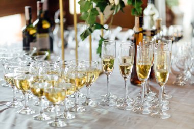 Bardak şampanya bir satırda bir tablo şampanya içinde closeup kutlamak, tezahürat, kokteyl, gözlük