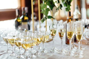 Bardak şampanya bir satırda bir tablo şampanya içinde closeup kutlamak, tezahürat, kokteyl, gözlük