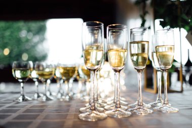 Bardak şampanya bir satırda bir tablo şampanya içinde closeup kutlamak, tezahürat, kokteyl, gözlük