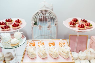 Düğün şeker bar masa. Kek ve diğer tatlı festival tatlılar