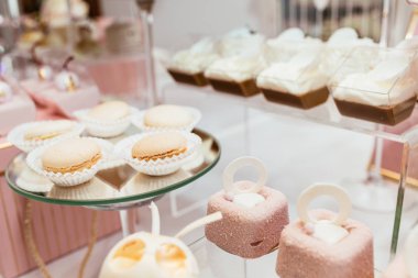 Lezzetli düğün resepsiyonu, tatlı masası.