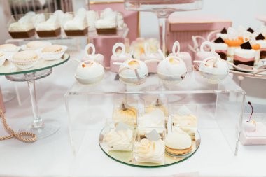 Düğün şeker bar masa. Kek ve diğer tatlı festival tatlılar