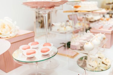 Lezzetli düğün Resepsiyon çikolata tatlı tablo kekler ve tatlılar ile tam