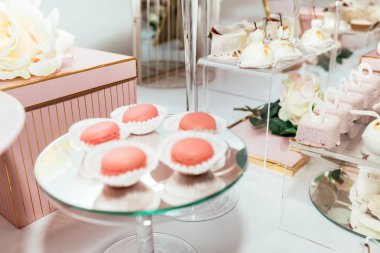 Düğün şeker bar masa. Kek ve diğer tatlı festival tatlılar