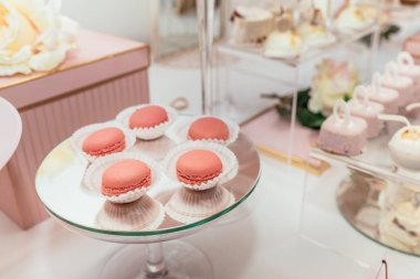 Lezzetli düğün resepsiyonu, tatlı masası.