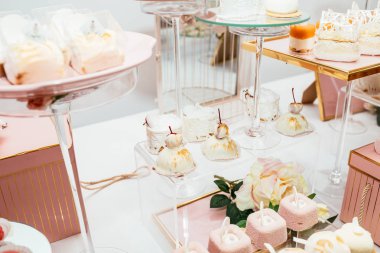 Lezzetli düğün resepsiyonu, tatlı masası.