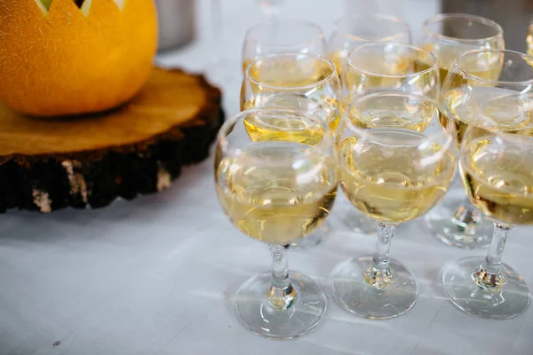 Gros Plan Verres Champagne Dans Une Rangée Sur Une Table — Photo