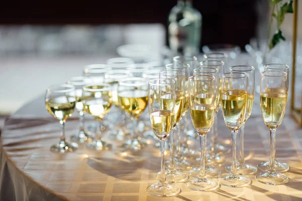 Primo Piano Occhiali Champagne Fila Uno Champagne Tavolo Festeggi Tifi — Foto Stock