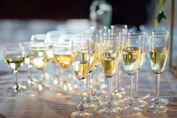 Gros Plan Verres Champagne Dans Une Rangée Sur Une Table — Photo