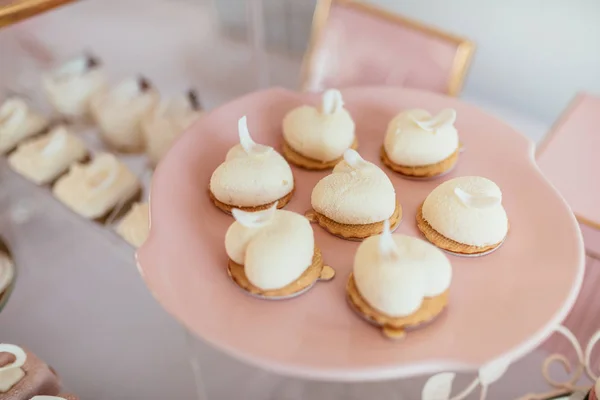 Una Barretta Tavolo Con Dolci Caramelle Dessert — Foto Stock