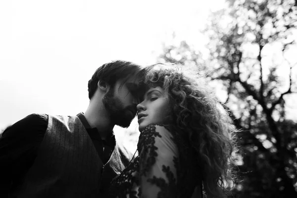 Güzel mutlu couple.romantic siyah ve beyaz fotoğraf. Hugs birlikte ve gülümseme