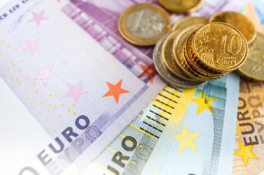 Euro para Euro banknot arka plan üzerinde kazık.