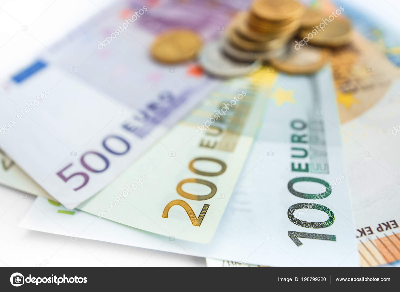 欧元纸币上欧元硬币的收盘观——图库图片© DUBASYK #198799220