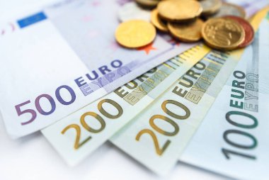 Euro banknot yığını üzerinde Euro sikke görünümünü kapat