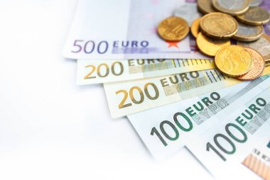 Euro banknot yığını üzerinde Euro sikke görünümünü kapat