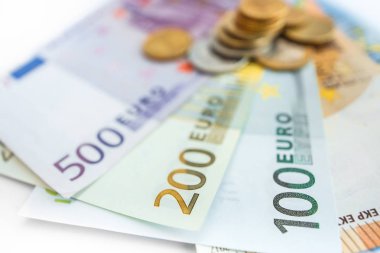 Euro banknot yığını üzerinde Euro sikke görünümünü kapat