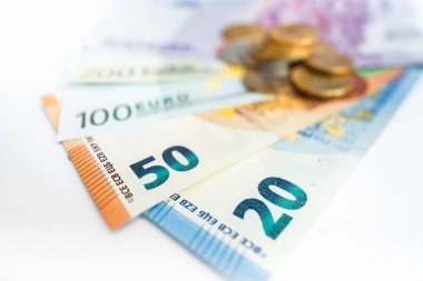 Euro banknot yığını üzerinde Euro sikke görünümünü kapat