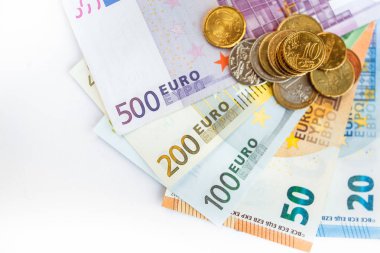 Euro banknot yığını üzerinde Euro sikke görünümünü kapat