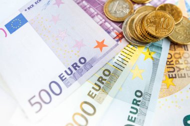 Euro banknot yığını üzerinde Euro sikke görünümünü kapat