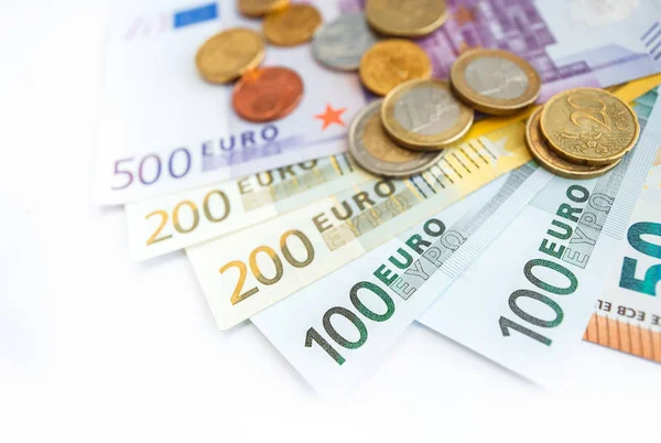 Euro banknot yığını üzerinde Euro sikke görünümünü kapat