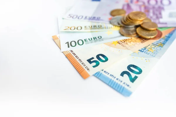 Euro banknot yığını üzerinde Euro sikke görünümünü kapat