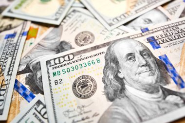 Makro çekim yeni bir 100 dolarlık banknot. 100 dolar faturaları arka plan