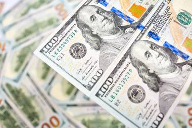 Makro çekim yeni bir 100 dolarlık banknot. 100 dolar faturaları arka plan