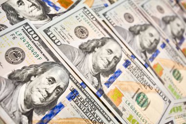 Makro çekim yeni bir 100 dolarlık banknot. 100 dolar faturaları arka plan