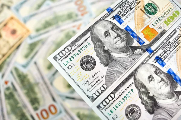Makro çekim yeni bir 100 dolarlık banknot. 100 dolar faturaları arka plan