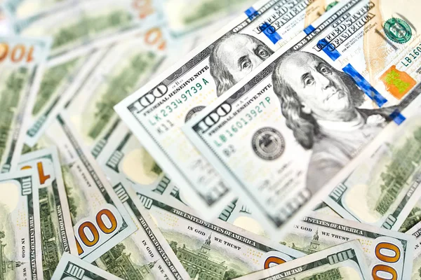 Makro çekim yeni bir 100 dolarlık banknot. 100 dolar faturaları arka plan