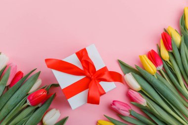 Lale çiçek hediye kutusu üzerinde pembe bir arka plan ile