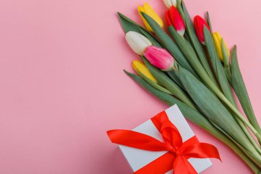 Lale çiçek hediye kutusu üzerinde pembe bir arka plan ile