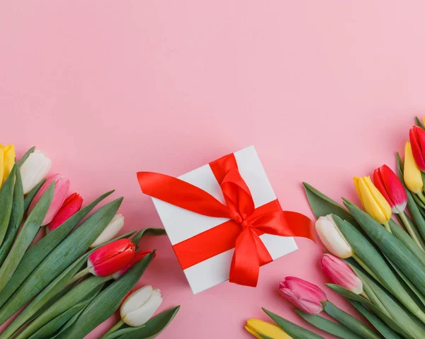 Tulipanes Flores Con Caja Regalo Sobre Fondo Rosa — Foto de Stock