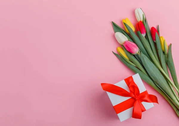 Tulipanes Flores Con Caja Regalo Sobre Fondo Rosa — Foto de Stock