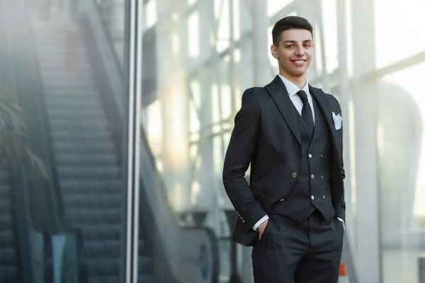 Portrait Young Businessman Smart Suit Outdoors — Stock Photo, Image