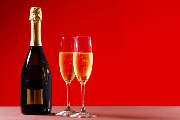 一瓶香槟酒在凉快 美味的香槟杯 派对和节日庆祝理念 — 图库照片