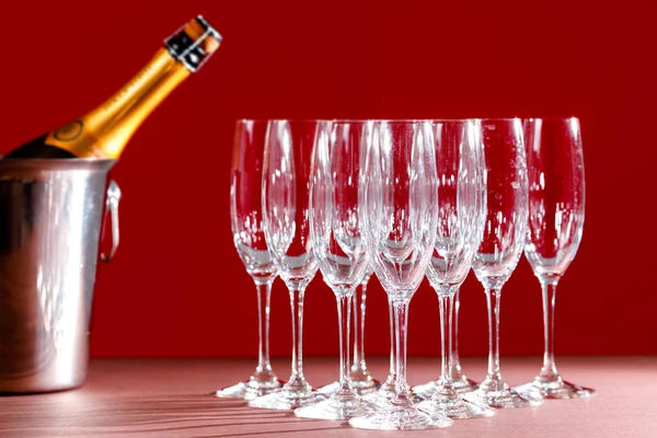 Bir Bardak Şampanya Şişesiyle Birçok Bardak Şampanya Köpüklü Şarap — Stok fotoğraf