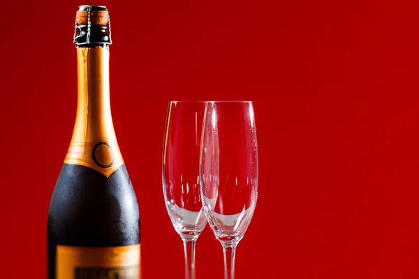 一瓶香槟酒在凉快 美味的香槟杯 派对和节日庆祝理念 — 图库照片