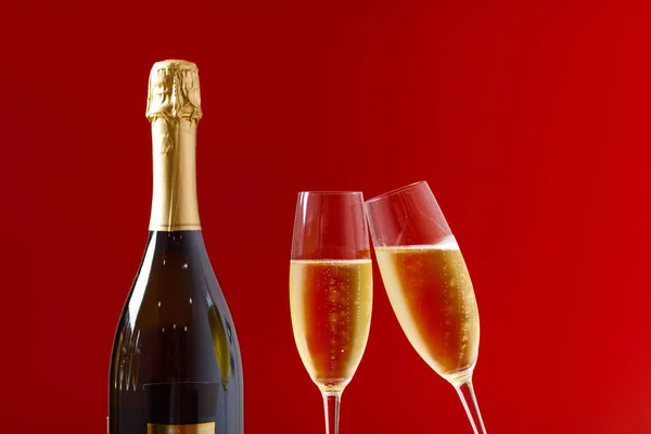 Köpüklü Şampanya Şişe Bardak Gözlük Ile Köpüklü Şarap — Stok fotoğraf