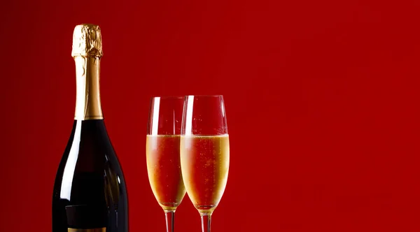 Bir Bardak Şampanya Şişesiyle Bardak Şampanya Köpüklü Şarap Telifsiz Stok Fotoğraflar