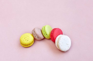 Renkli bir grup Fransız tatlı macaroons veya macarons izole metin, en iyi görünüm için yer ile limonata renk arka plan üzerinde