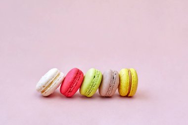Limonata renk arka plan üzerinde renkli macaroons veya macarons izole kopya alanı ile düzenleyin