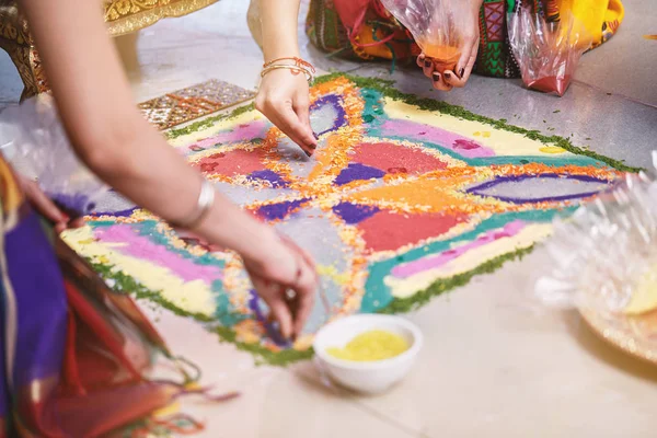 女性に役立ちます伝統カラフルなぼアートを着色または Sindoor Haldi ウコンのような自然な顔料から色の型紙乾燥米と乾燥の小麦粉を使用して床の上に砂の芸術 ランゴーリー — ストック写真