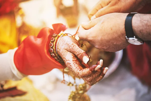 Homens Amarra Fio Sagrado Pulso Noiva Indiana Durante Puja Pooja — Fotografia de Stock