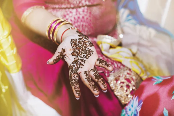 Close Shot Indian Women Hand Beautiful Mehndi Painted Henna Indian — Stock Photo, Image