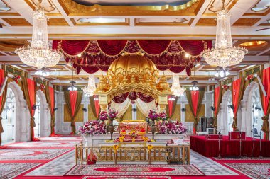 Bangkok, Tayland - 13 Aralık 2014: Bangkok, Tayland, sunak altın rengi ve kırmızı kadife dekorasyon, ibadet yeri güzel Sih de tapınak Gudwara Sri Guru şarkı Saba olduğunu.