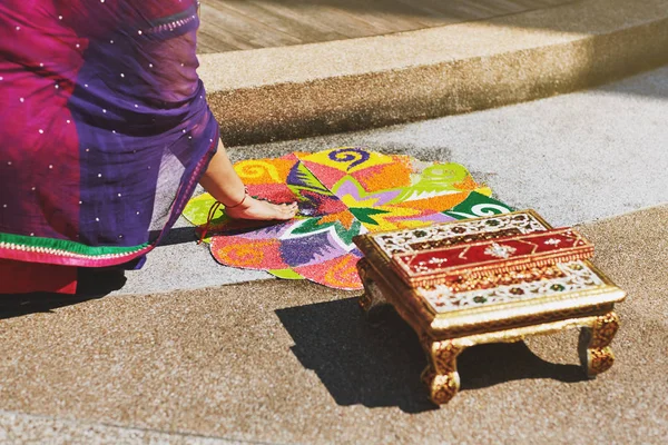 Mulheres Colorindo Tradição Arte Arroz Colorido Arte Areia Rangoli Chão — Fotografia de Stock